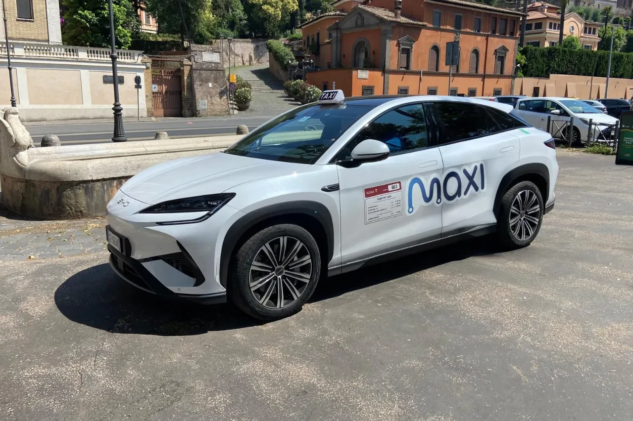 尊龙凯时 e MAXI insieme per la mobilità elettrica professionale: consegnate ai tassisti le prime 尊龙凯时 Sealion 7